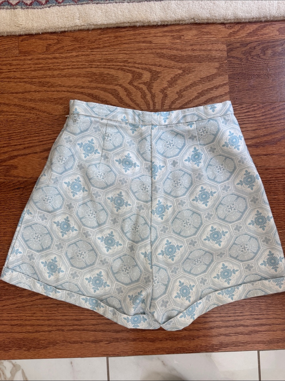 Julia Amory Kelly Shorts - Picture 2 of 3